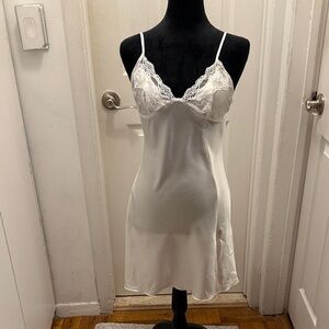 Elegant 3,piece white lace trim short night gown matching robe and belt in satin
